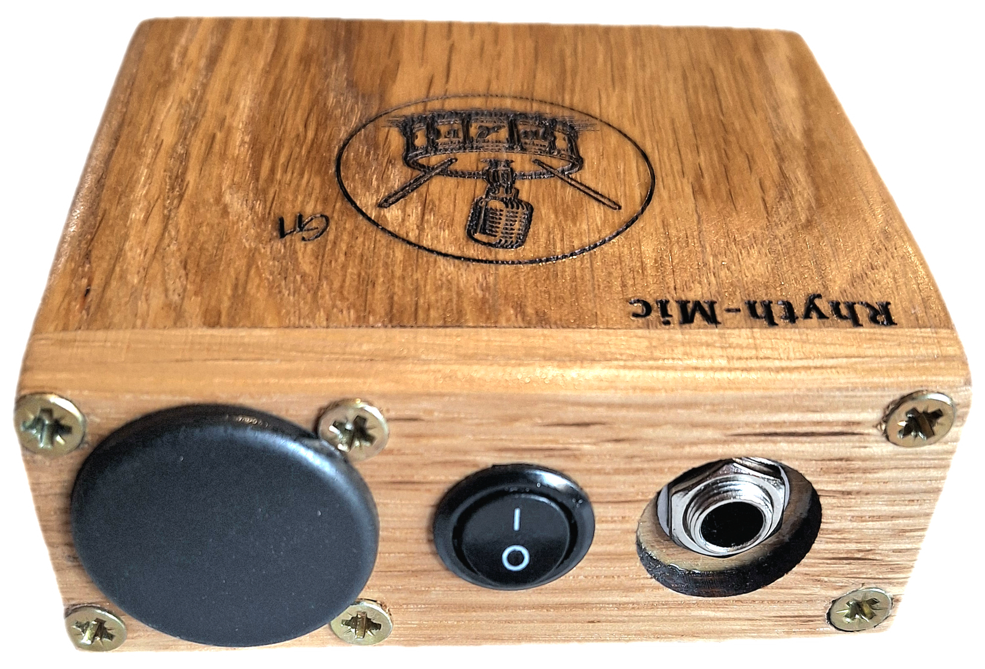 A close up view of the rear plate of the Rhyth-Mic G1 Stomp box showing the oak attractive oak construction, battery cover, on/off switch and 6.3mm output jack.